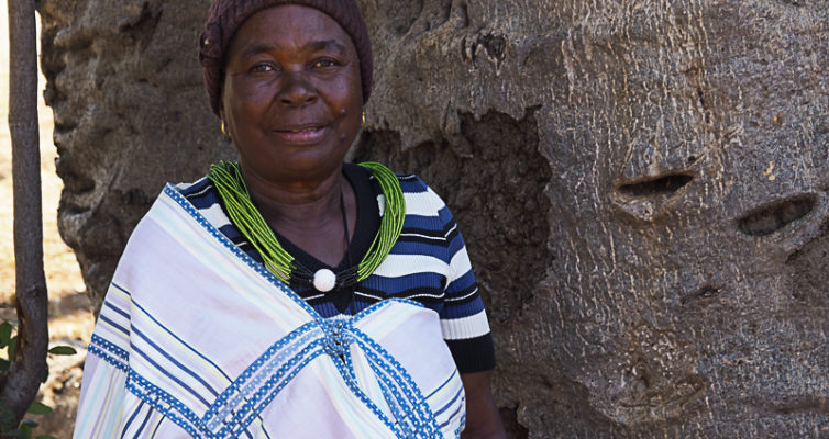 Martha Kwerana neben einem alten Baobab