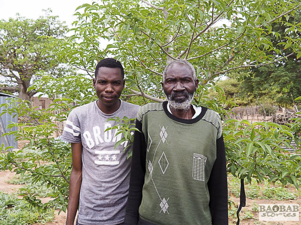 Aaron Nemutshenzheni mit seinem Enkel vor seinem Baobab